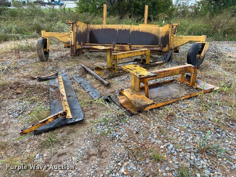 image for item FG0751 DoMor Equipment R-600C aggregate spreader