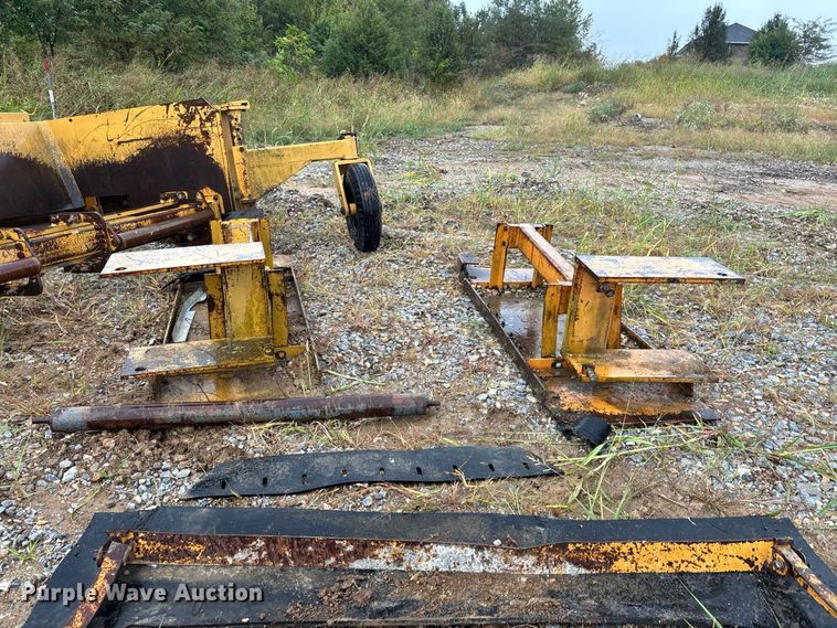 image for item FG0751 DoMor Equipment R-600C aggregate spreader