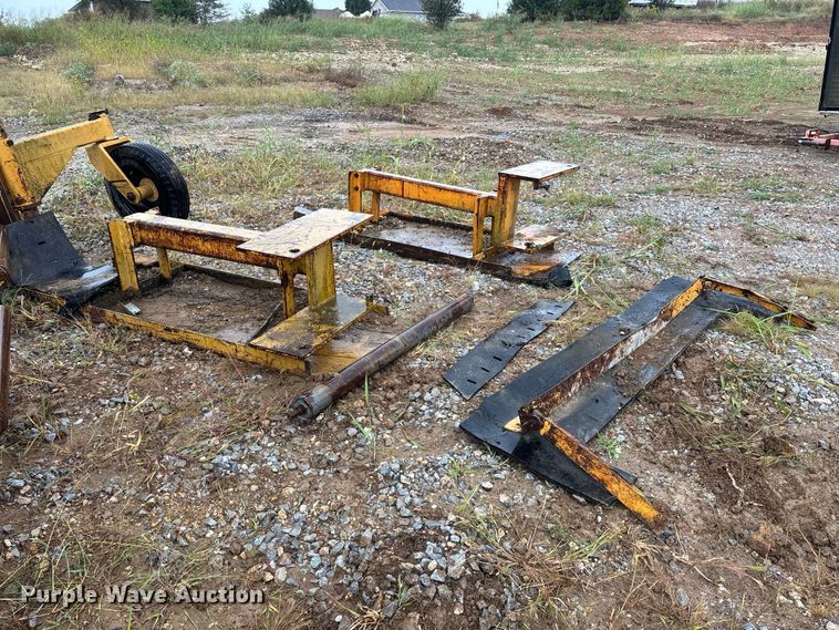 image for item FG0751 DoMor Equipment R-600C aggregate spreader
