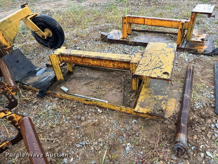 image for item FG0751 DoMor Equipment R-600C aggregate spreader