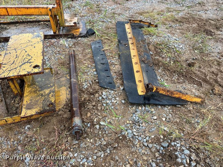 image for item FG0751 DoMor Equipment R-600C aggregate spreader