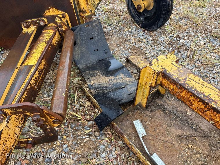 image for item FG0751 DoMor Equipment R-600C aggregate spreader
