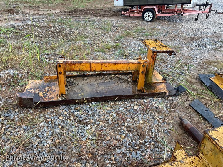 image for item FG0751 DoMor Equipment R-600C aggregate spreader