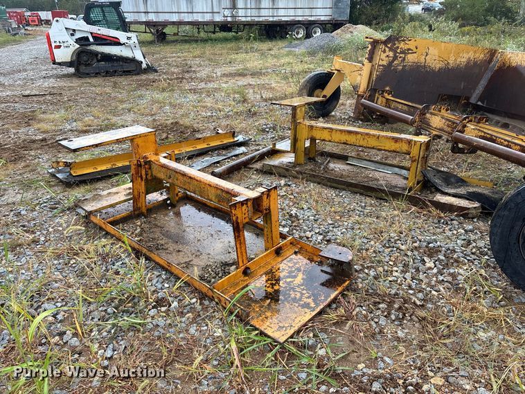 image for item FG0751 DoMor Equipment R-600C aggregate spreader