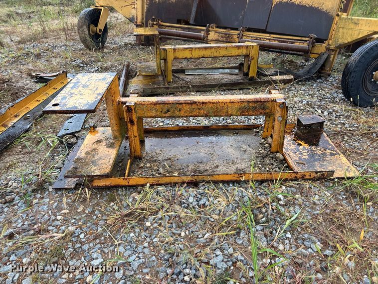 image for item FG0751 DoMor Equipment R-600C aggregate spreader