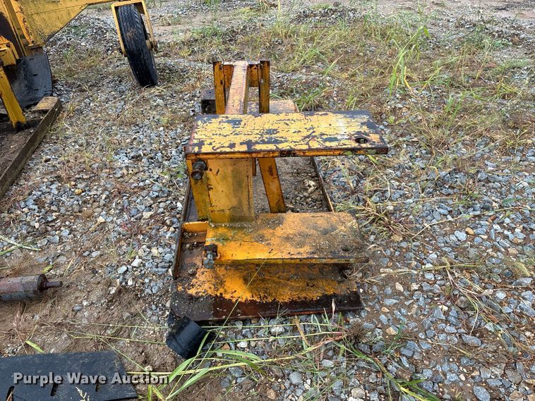 image for item FG0751 DoMor Equipment R-600C aggregate spreader
