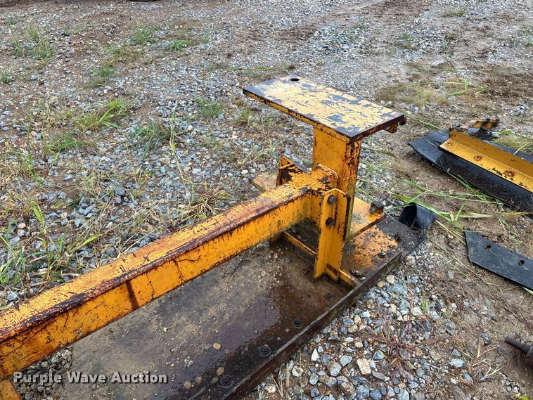image for item FG0751 DoMor Equipment R-600C aggregate spreader