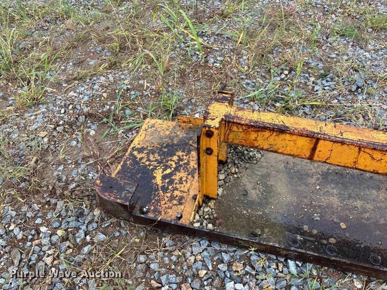 image for item FG0751 DoMor Equipment R-600C aggregate spreader