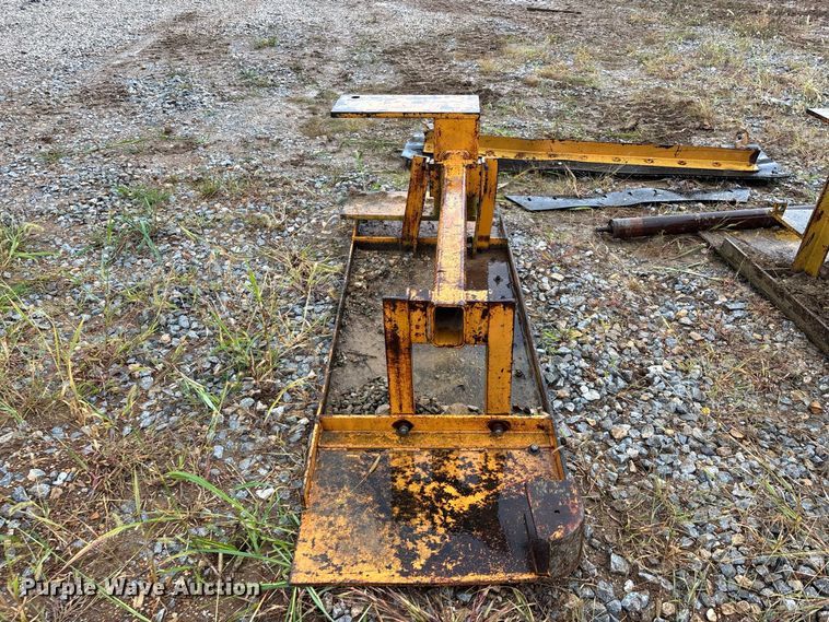 image for item FG0751 DoMor Equipment R-600C aggregate spreader