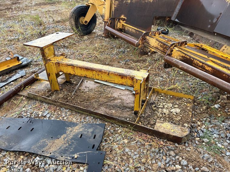 image for item FG0751 DoMor Equipment R-600C aggregate spreader