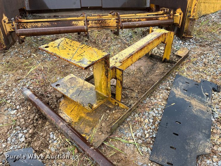 image for item FG0751 DoMor Equipment R-600C aggregate spreader