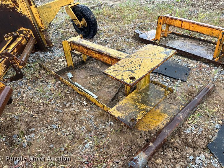 image for item FG0751 DoMor Equipment R-600C aggregate spreader