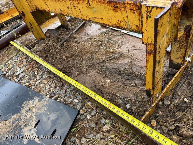 image for item FG0751 DoMor Equipment R-600C aggregate spreader