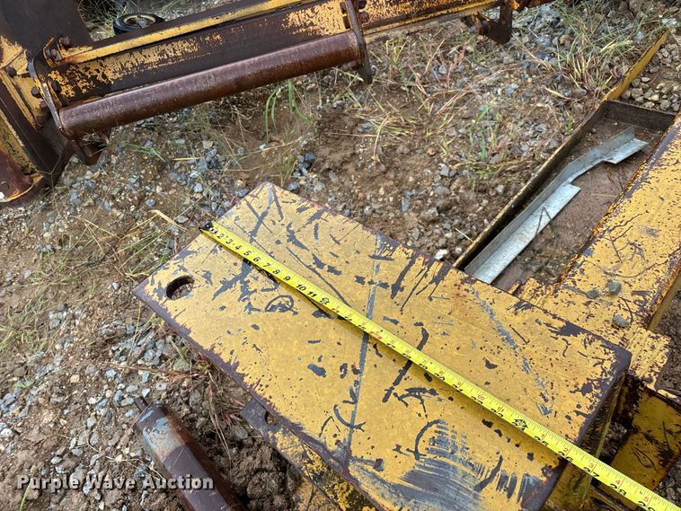 image for item FG0751 DoMor Equipment R-600C aggregate spreader