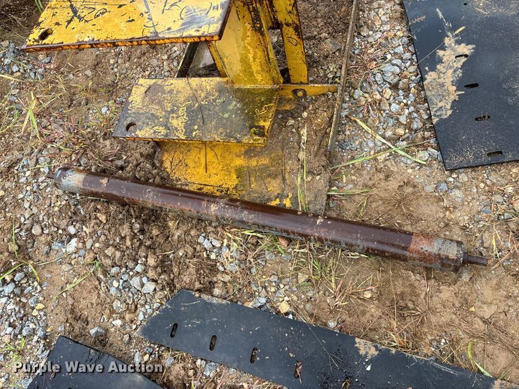 image for item FG0751 DoMor Equipment R-600C aggregate spreader