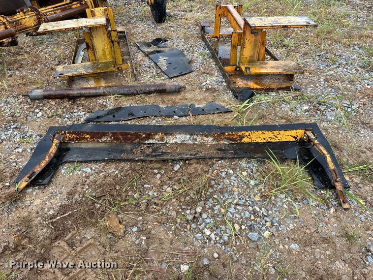 image for item FG0751 DoMor Equipment R-600C aggregate spreader