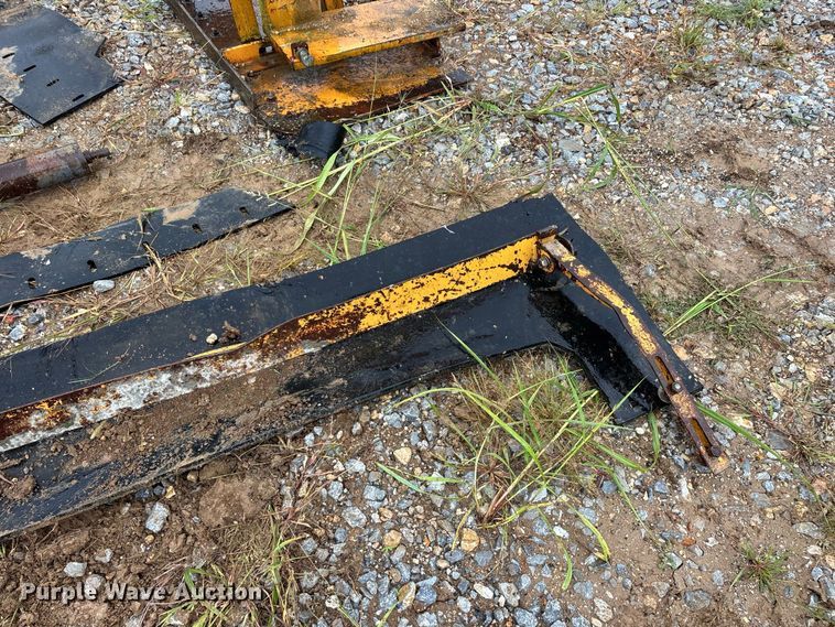 image for item FG0751 DoMor Equipment R-600C aggregate spreader
