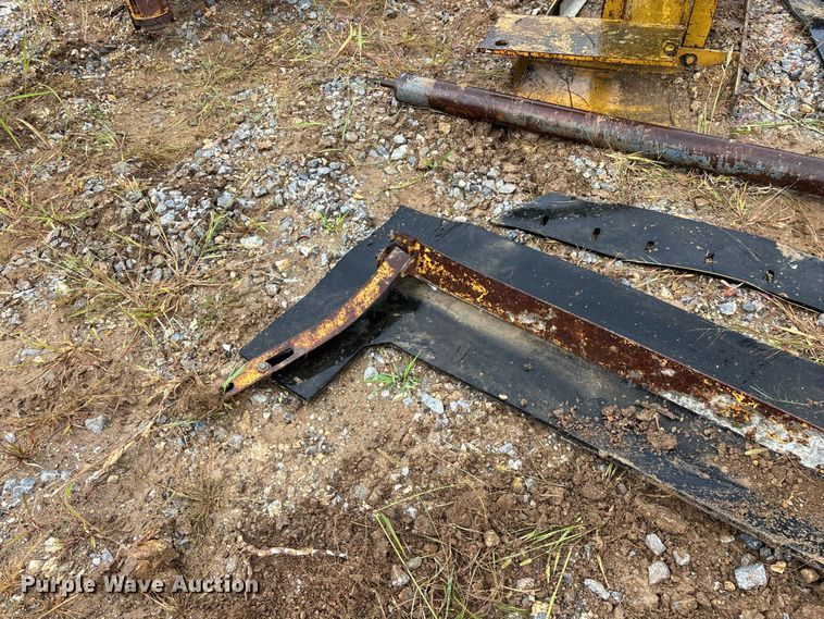 image for item FG0751 DoMor Equipment R-600C aggregate spreader