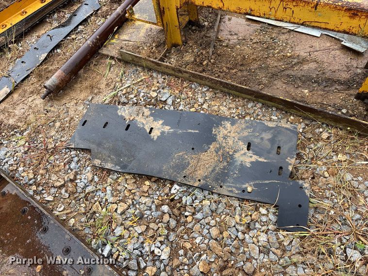 image for item FG0751 DoMor Equipment R-600C aggregate spreader
