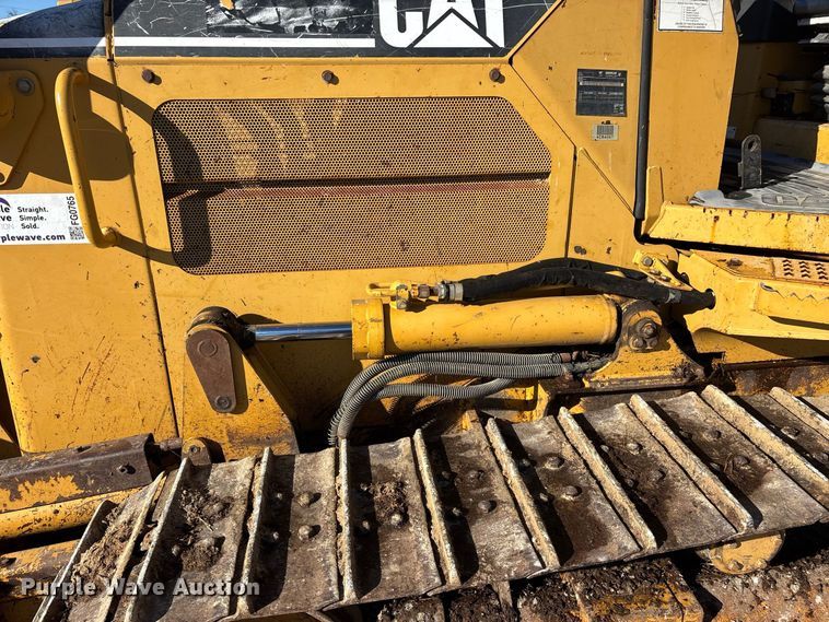 image for item FG0765 2004 Caterpillar D3G XL dozer
