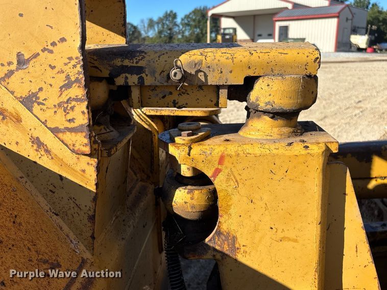 image for item FG0765 2004 Caterpillar D3G XL dozer