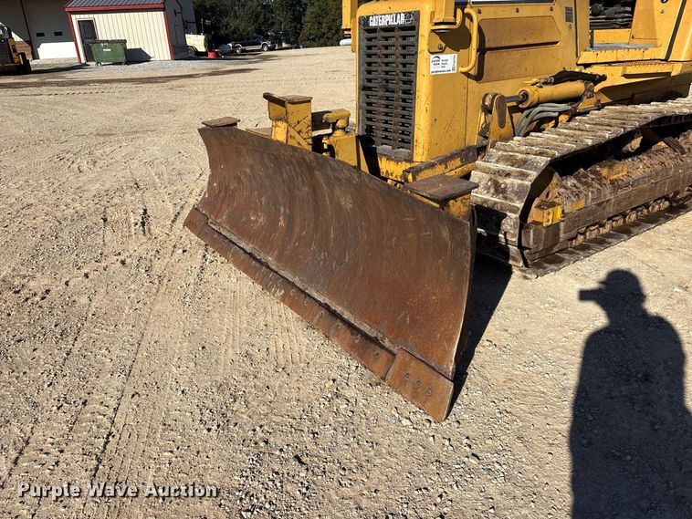 image for item FG0765 2004 Caterpillar D3G XL dozer