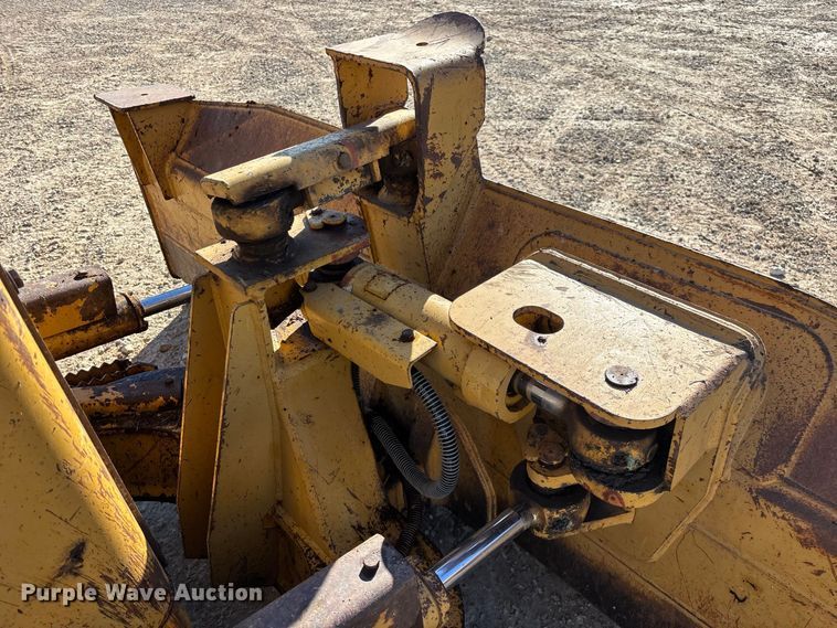 image for item FG0765 2004 Caterpillar D3G XL dozer