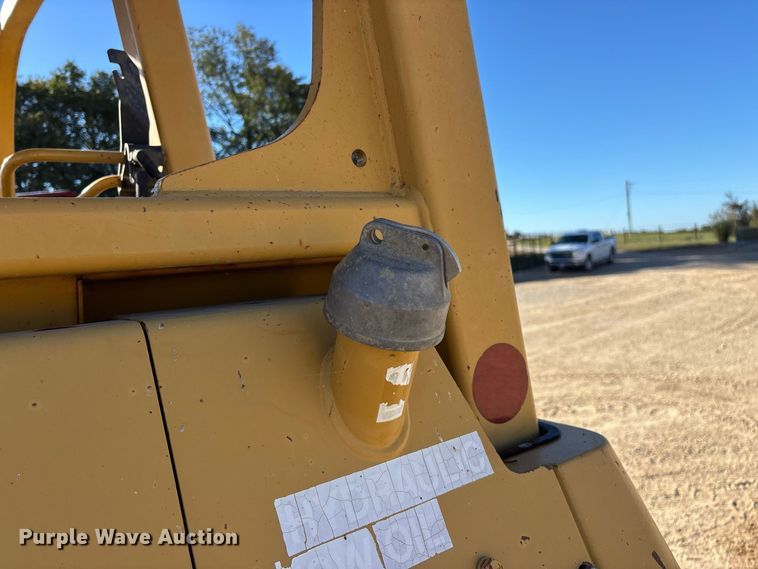 image for item FG0765 2004 Caterpillar D3G XL dozer