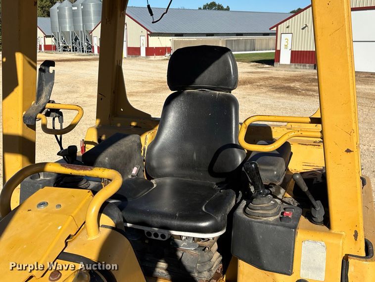 image for item FG0765 2004 Caterpillar D3G XL dozer