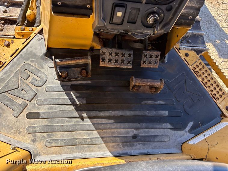 image for item FG0765 2004 Caterpillar D3G XL dozer
