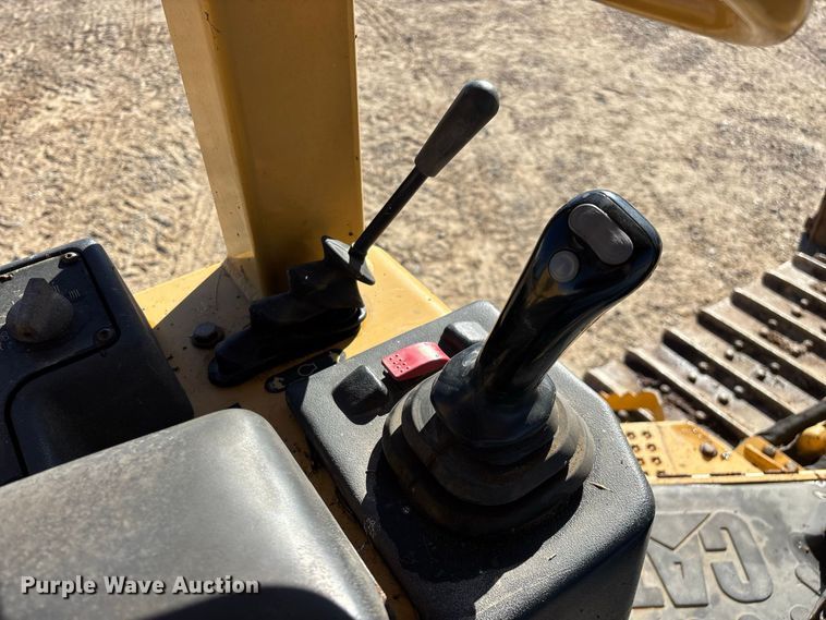 image for item FG0765 2004 Caterpillar D3G XL dozer