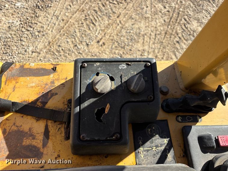 image for item FG0765 2004 Caterpillar D3G XL dozer