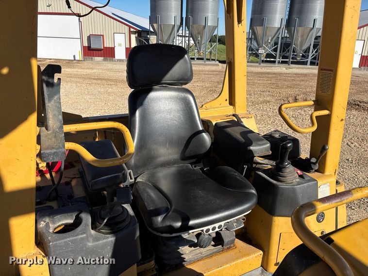 image for item FG0765 2004 Caterpillar D3G XL dozer
