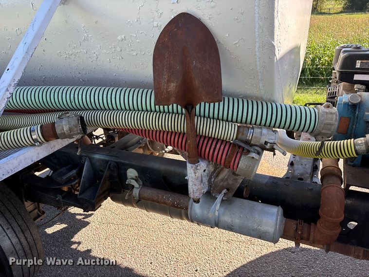 image for item FG0772 2010 Ford F550 Super Duty vacuum truck