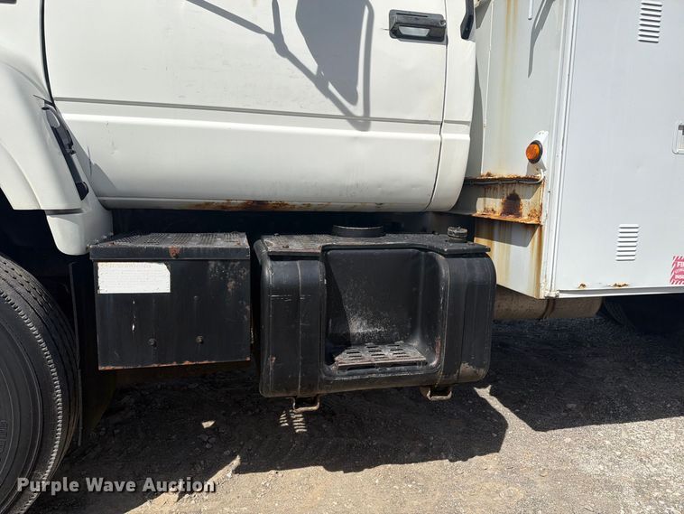 image for item FG3029 2000 Chevrolet C7 bucket truck