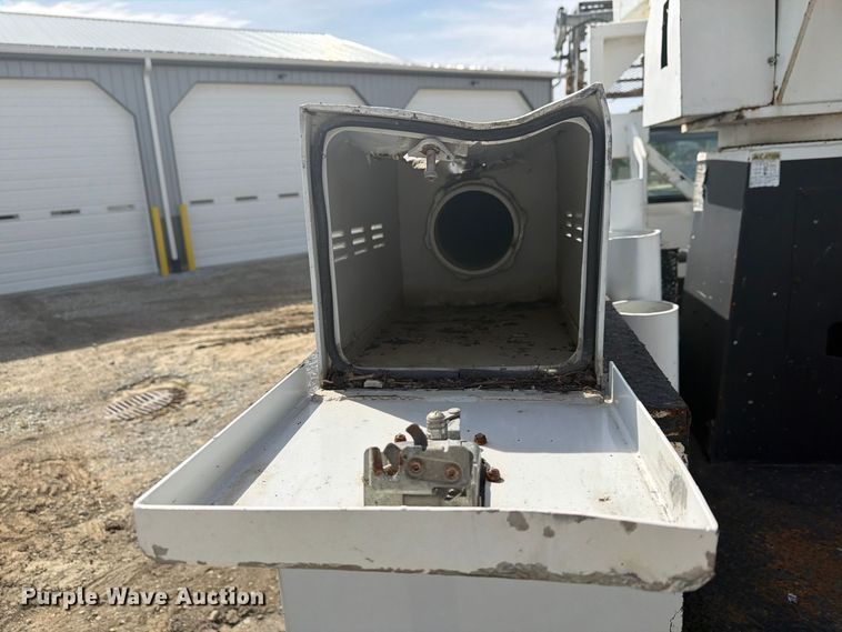 image for item FG3029 2000 Chevrolet C7 bucket truck