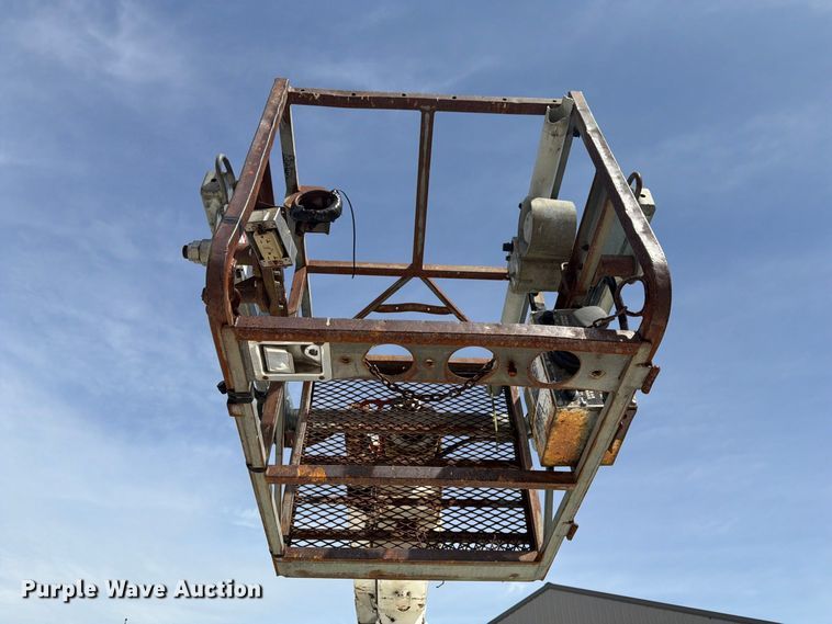 image for item FG3029 2000 Chevrolet C7 bucket truck