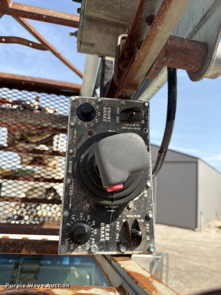 image for item FG3029 2000 Chevrolet C7 bucket truck