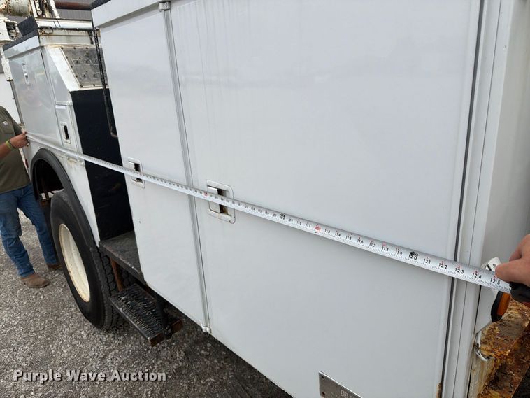 image for item FG3029 2000 Chevrolet C7 bucket truck