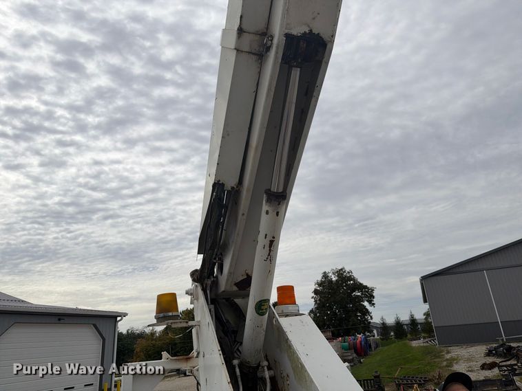 image for item FG3029 2000 Chevrolet C7 bucket truck
