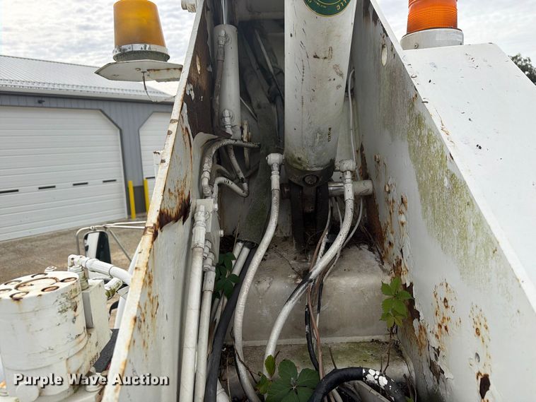 image for item FG3029 2000 Chevrolet C7 bucket truck