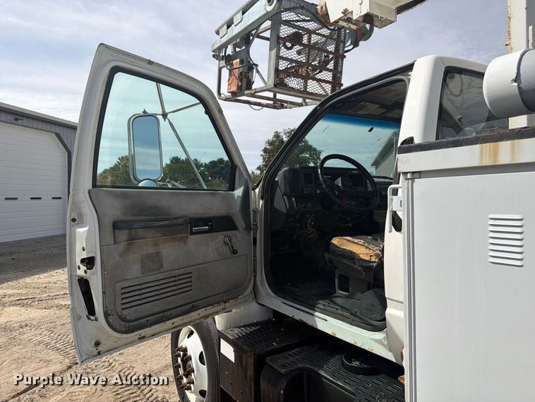 image for item FG3029 2000 Chevrolet C7 bucket truck