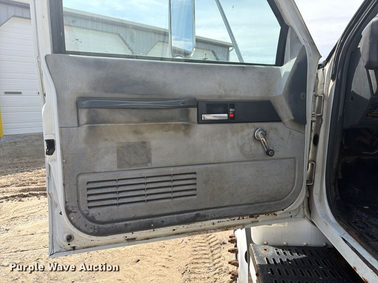 image for item FG3029 2000 Chevrolet C7 bucket truck