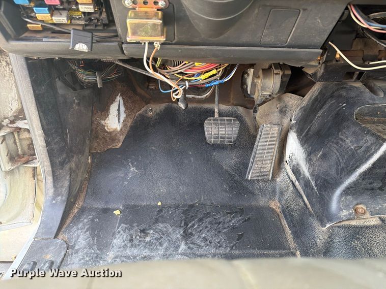 image for item FG3029 2000 Chevrolet C7 bucket truck
