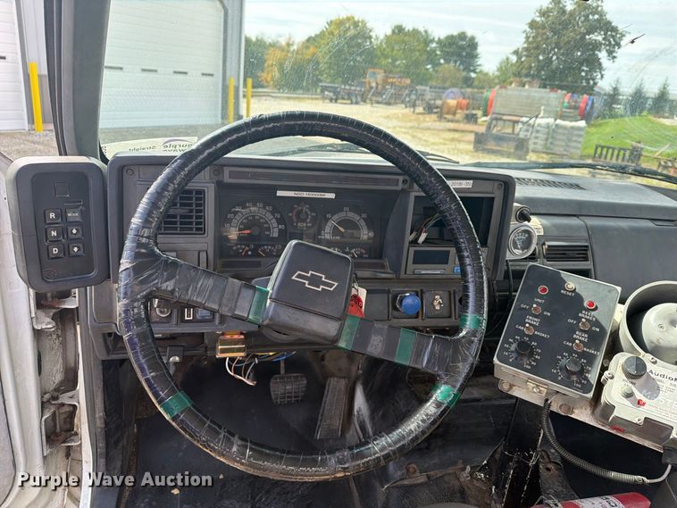 image for item FG3029 2000 Chevrolet C7 bucket truck