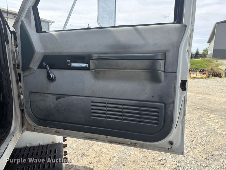 image for item FG3029 2000 Chevrolet C7 bucket truck