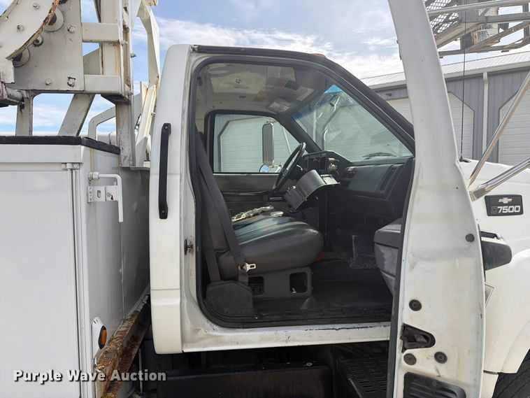image for item FG3029 2000 Chevrolet C7 bucket truck