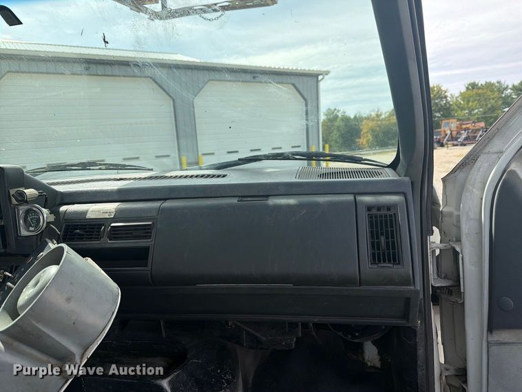 image for item FG3029 2000 Chevrolet C7 bucket truck