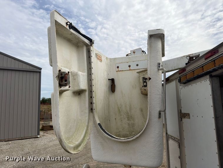 image for item FG3030 2008 GMC C5500 bucket truck