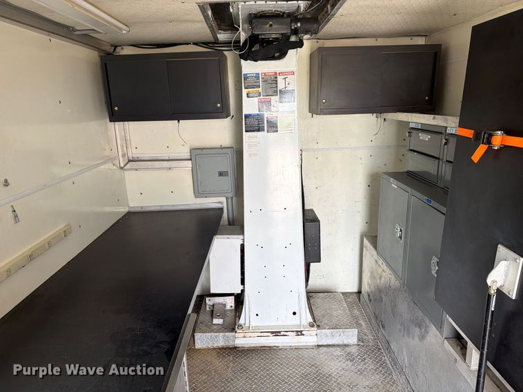 image for item FG3030 2008 GMC C5500 bucket truck